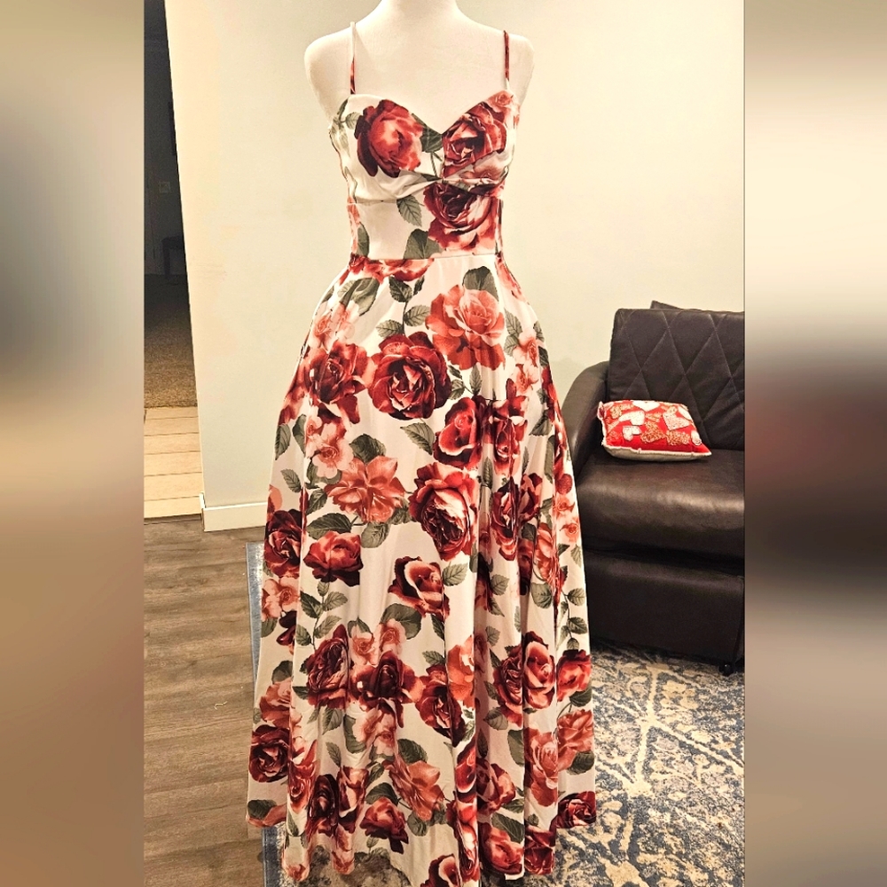 Beautiful long floral dress with pockets. Spring